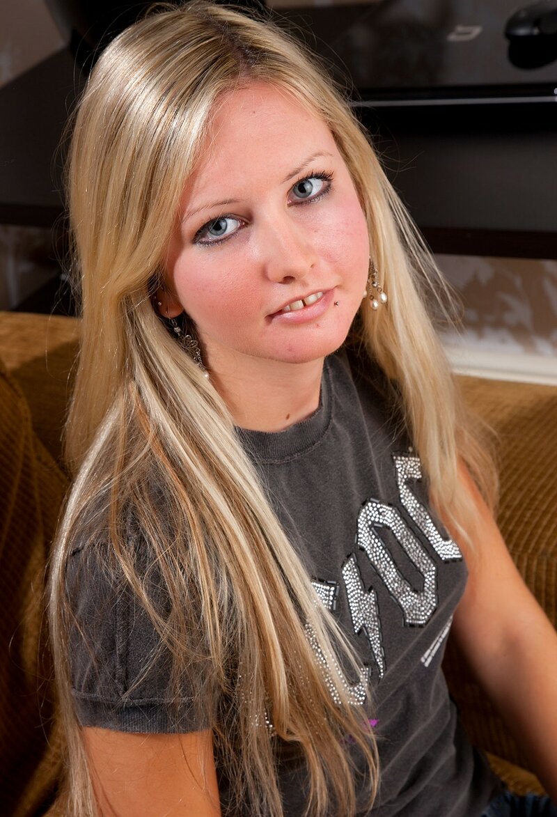 Еленка, 26 лет, 0 размер груди